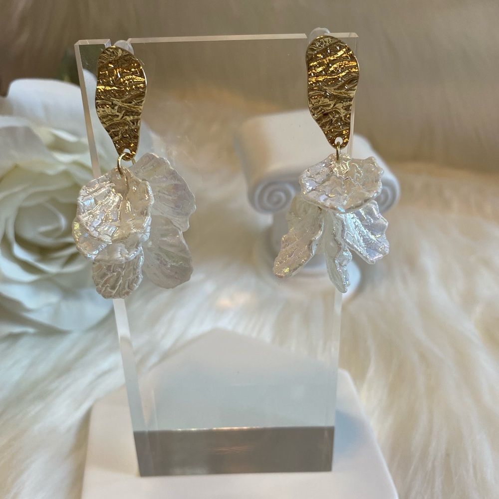 White flower dangle earrings